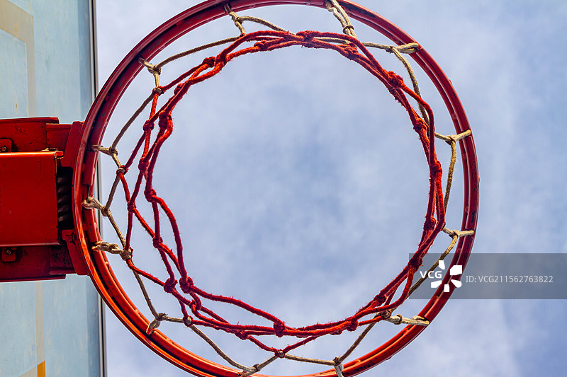 站在篮筐下看到的天空图片素材