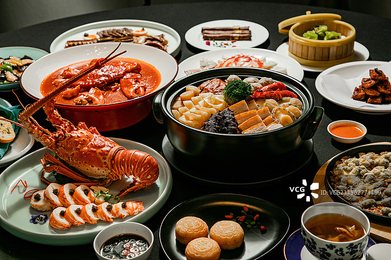 盆菜潮汕菜潮州美食潮汕美食潮汕风味烩菜年夜饭花胶鲍鱼黑虎虾牛肉丸瑶柱砂锅菜炆猪肉年菜粤菜乌参海鲜肉类图片素材