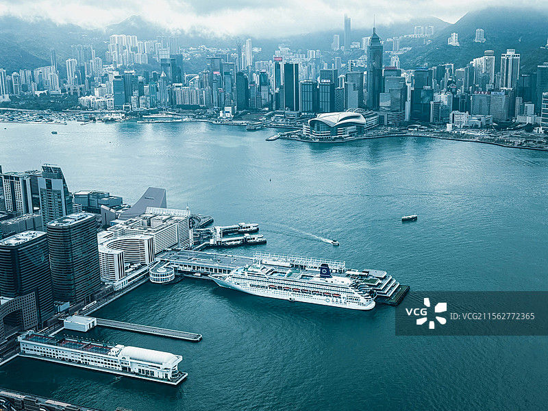 停靠在香港维多利亚港海运大厦泊位的星旅远洋邮轮图片素材