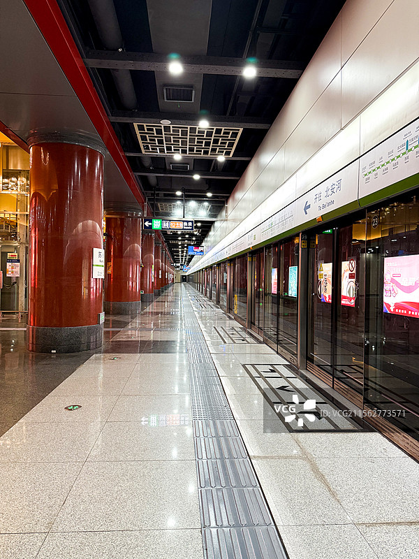 红色石柱的地铁站台图片素材