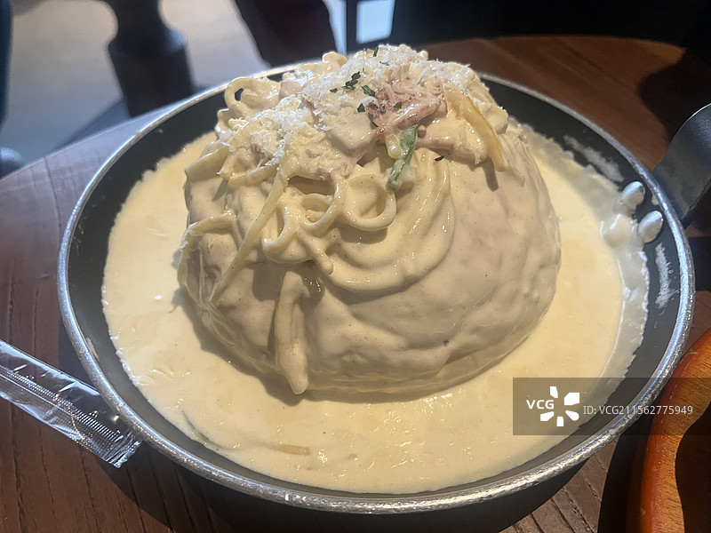 餐桌上韩餐食物奶油意面的高角度视图图片素材