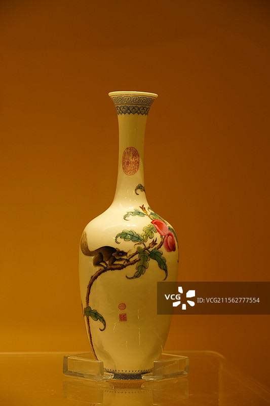 民国仿乾隆珐琅彩松鼠寿桃纹瓶 济南博物馆图片素材