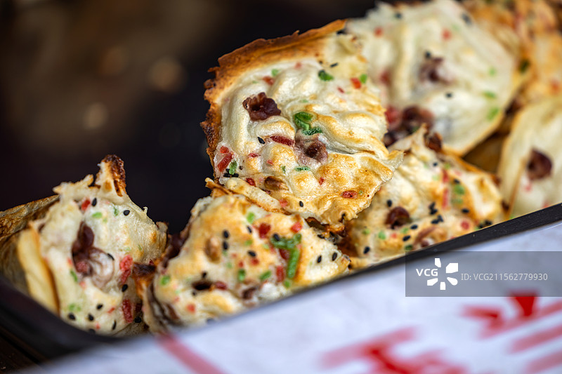 无锡市惠山古镇街头路边中国传统美食梅花糕图片素材