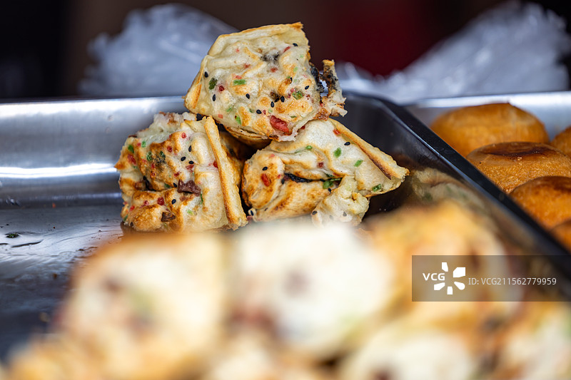 无锡市惠山古镇街头路边中国传统美食梅花糕图片素材