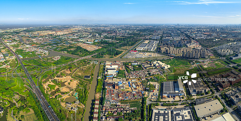 外环运河赵家沟 秀林公园 上海外高桥保税区 自由贸易试验区内的物流仓库和产业厂房图片素材