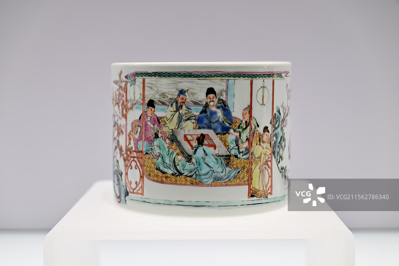 粉彩春夜宴桃李园图笔筒，笔筒，青花瓷，精美瓷器，清雍正，景德镇窑，陶瓷馆，古代陶瓷，上海博物馆东馆图片素材