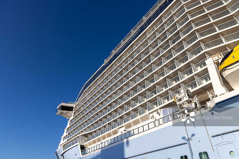 停靠在日本九州地区熊本八代港的海洋光谱号邮轮图片素材