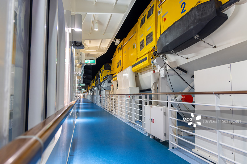 国际邮轮海洋光谱号甲板走廊与悬挂的救生艇图片素材