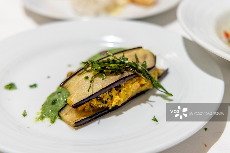 国际邮轮海洋光谱号 主餐厅的西餐美食 茄子图片素材