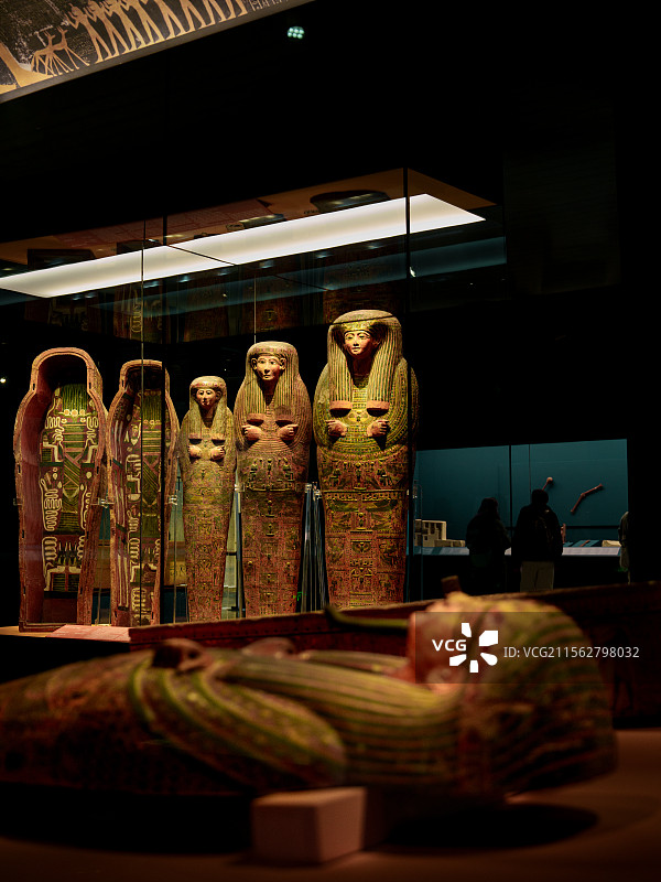 上海博物馆古埃及文明大展，彩绘人形棺。图片素材