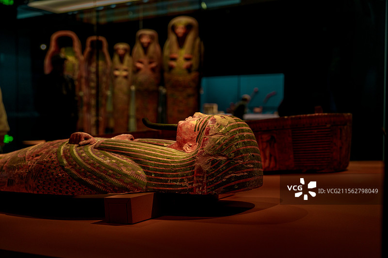 上海博物馆古埃及文明大展，彩绘人形棺。图片素材