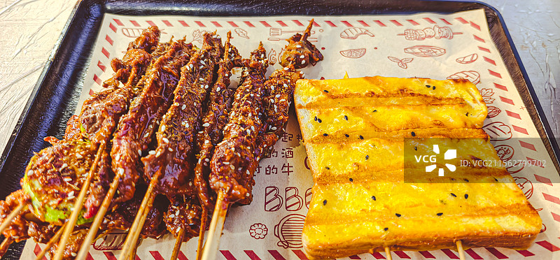 盘子里的烧烤烤串图片素材