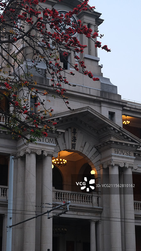 广州粤海关博物馆和盛开的木棉花图片素材