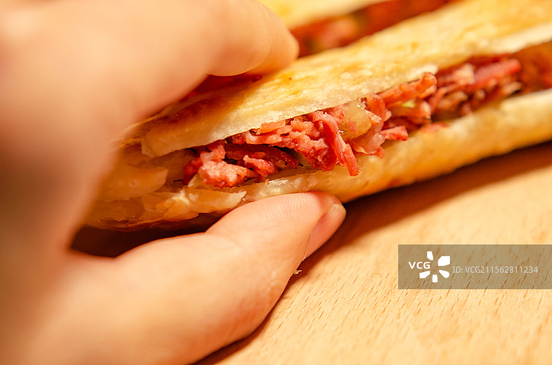 拿起一个驴肉火烧图片素材