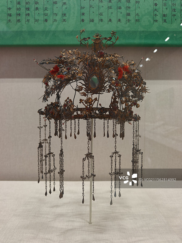 清代银錾金鱼跃龙门七凤流苏凤冠图片素材