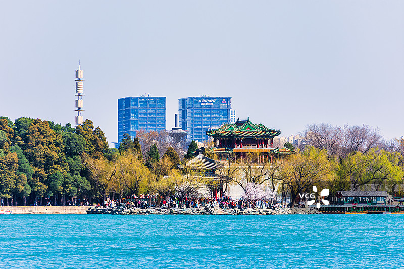 颐和园春日风光，远景可见中关村清华科技园图片素材