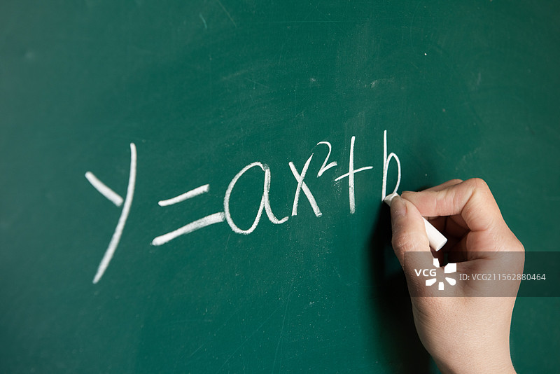 黑板上书写数学公式图片素材