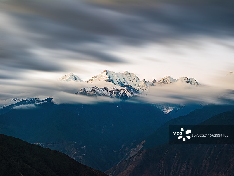 雄伟壮美雪山日照金山自然风光航拍图片图片素材