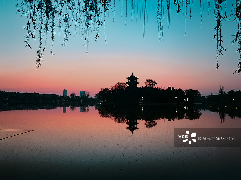 晨曦中的湖光山色（青岛莱西月湖公园）图片素材