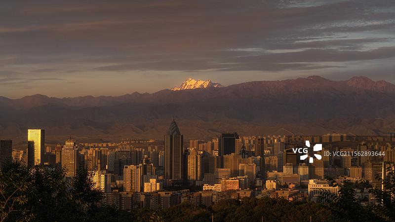 新疆博格达峰日照金山图片素材