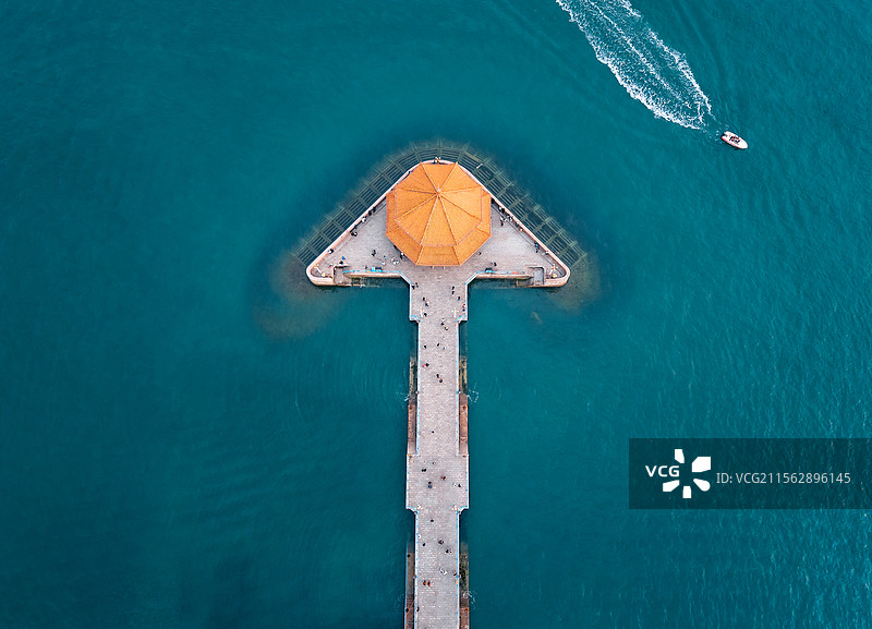 青岛栈桥，青岛标志性的景点图片素材