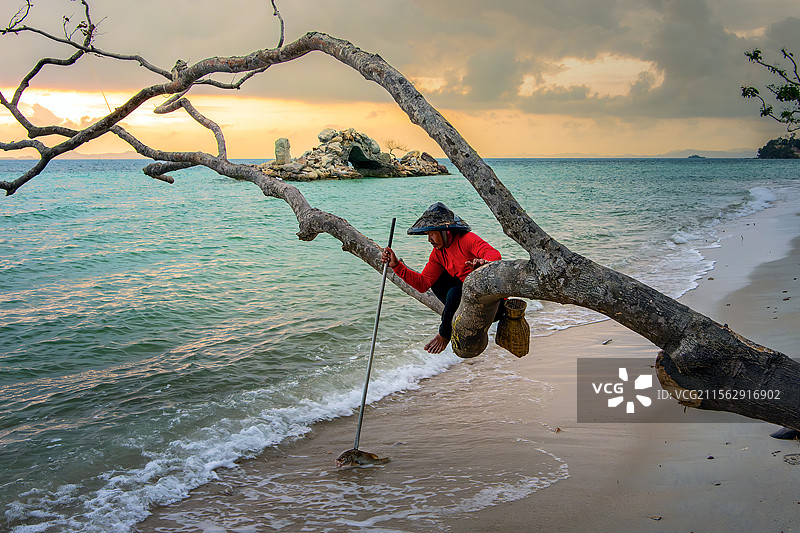 印尼珊瑚岛清晨的捕鱼人图片素材