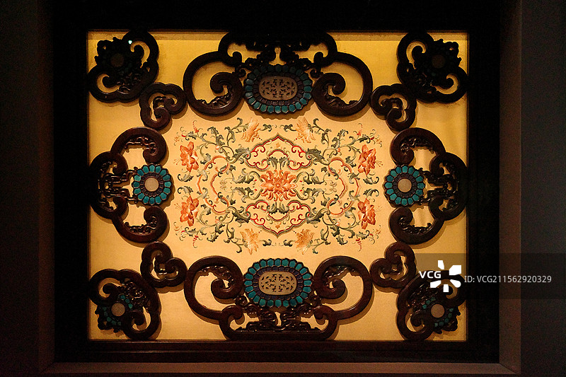 符望阁紫檀嵌瓷片夹双面绣花窗图片素材