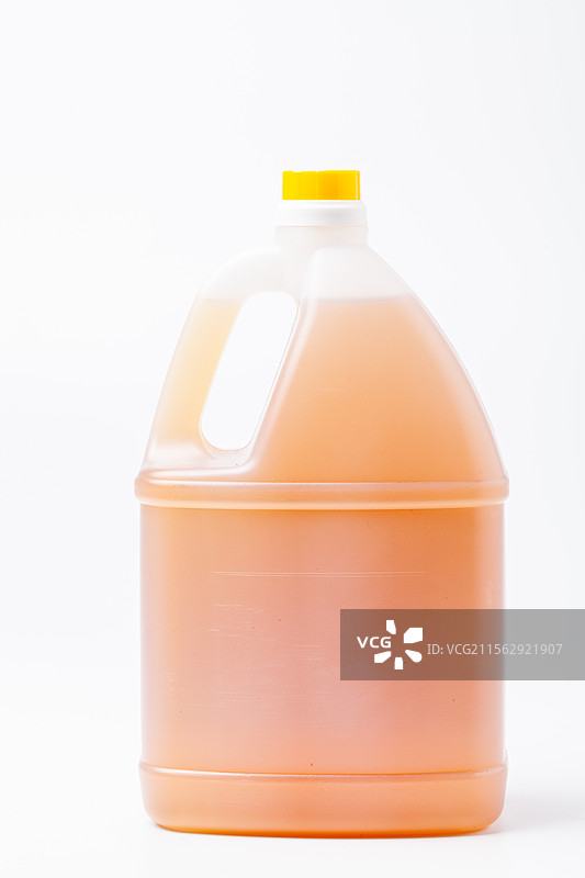 白色背景上的料酒瓶子特写镜头图片素材