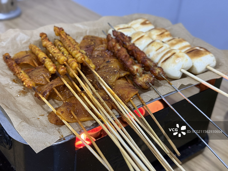河南烧烤 烧烤 烙馍卷面筋 烤串 烤玉米粒 烤小馒头 烤肉串 烤土豆片图片素材