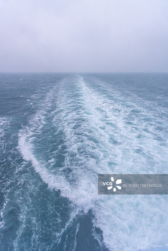 国际邮轮海洋光谱号航行中 船尾激起的浪花图片素材