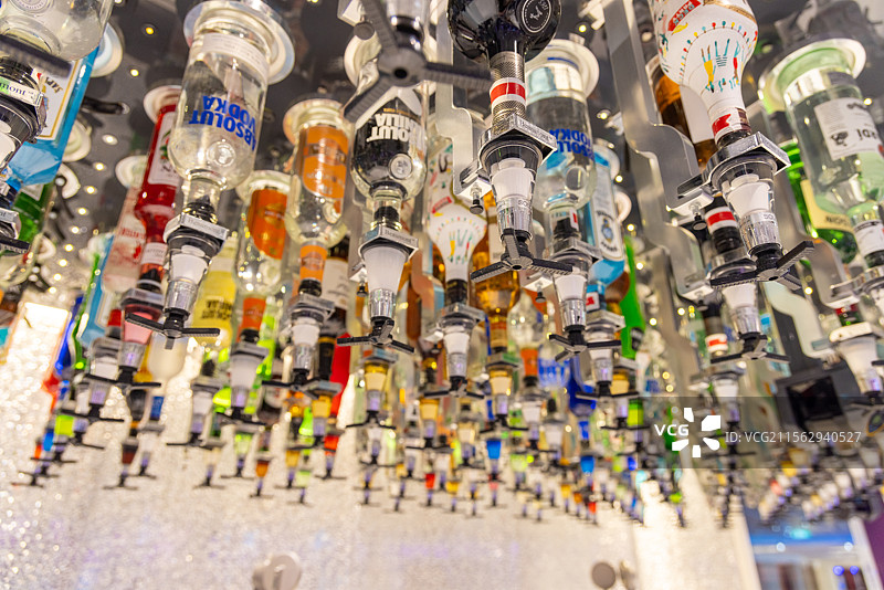 国际邮轮海洋光谱号 机器人酒吧里倒置的酒瓶图片素材