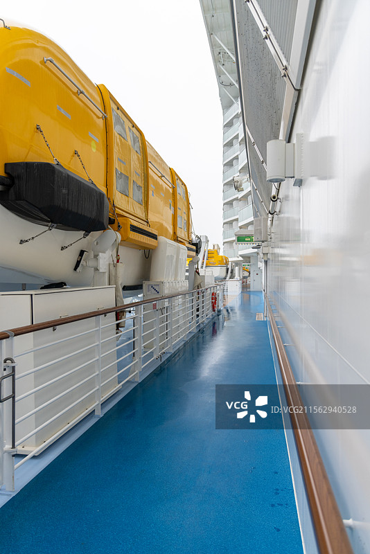 国际邮轮海洋光谱号 甲板走廊与悬挂的救生艇图片素材