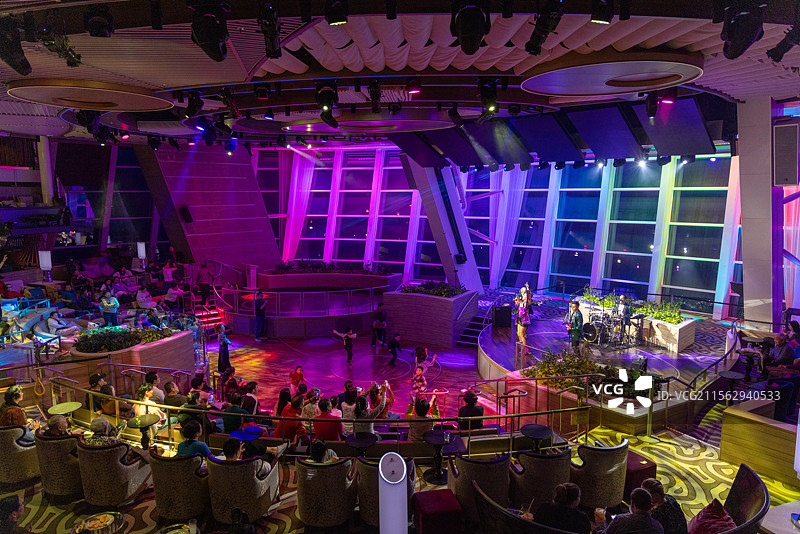 国际邮轮海洋光谱号 270度景观厅夜晚的节目表演图片素材