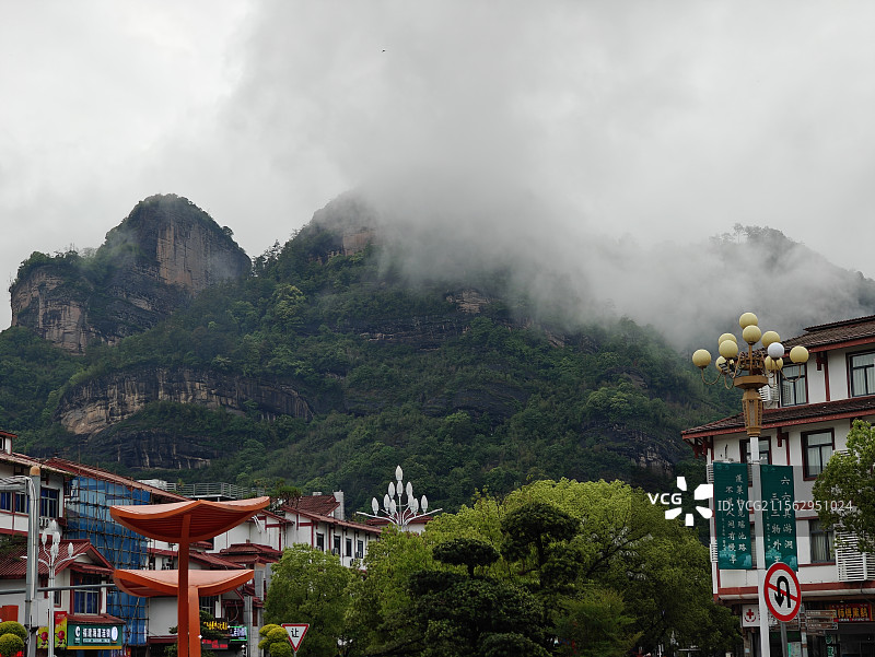 暴雨之后云雾缭绕的武夷山大王峰图片素材