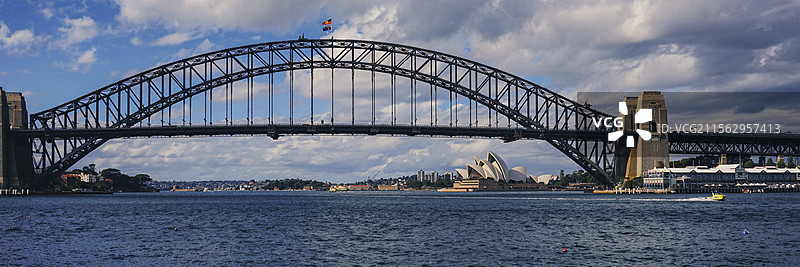 下午的悉尼歌剧院与海港大桥图片素材