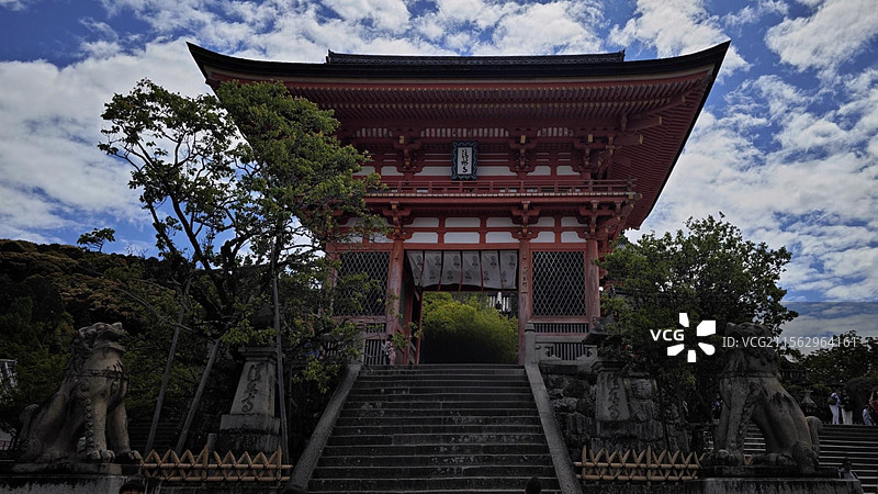 日本京都清水寺是一座历史悠久文化底蕴深厚的佛教寺院春季时清水寺樱花烂漫秋季时红枫飒爽图片素材
