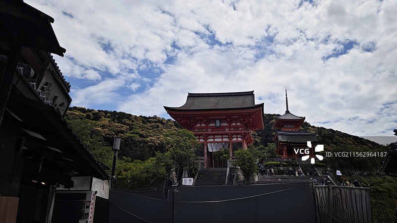 日本京都清水寺是一座历史悠久文化底蕴深厚的佛教寺院春季时清水寺樱花烂漫秋季时红枫飒爽图片素材