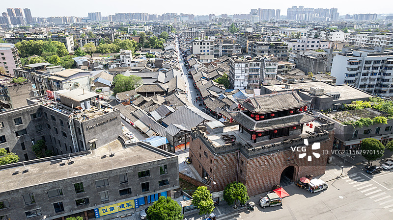 四川省成都市邛崃市临邛古城风光航拍，城市建筑中街道的高角度景观，Qionglai Chengdu图片素材