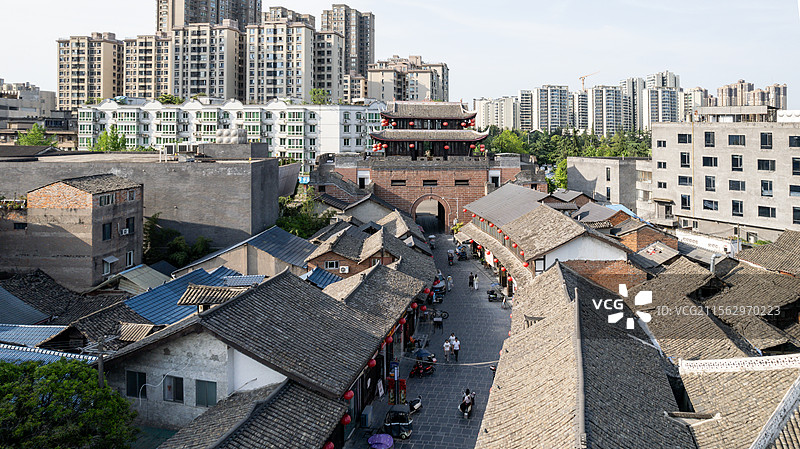 四川省成都市邛崃市临邛古城风光航拍，城市建筑中街道的高角度景观，Qionglai Chengdu图片素材