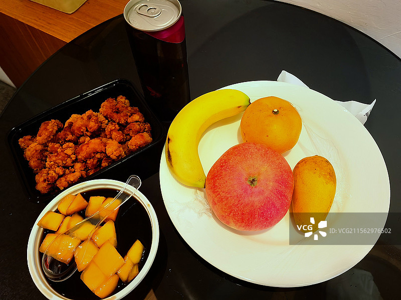 下午茶套餐可乐炸鸡香蕉苹果桔子芒果龟苓膏特写图片素材