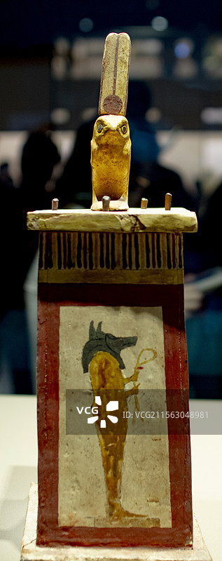 古埃及彩绘神龛上的鹰神像图片素材