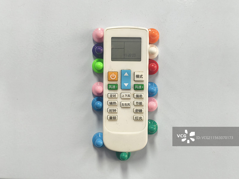 墙上的空调遥控器面板图片素材