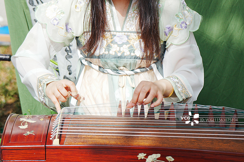 穿着古装的女子弹古筝图片素材