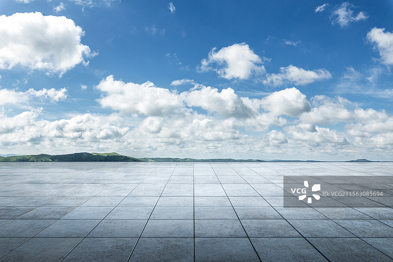 蓝天白云下的地面广场，抽象概念背景图片素材