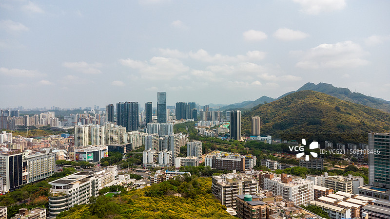 航拍全景：晴天积云下的深圳市南山区西丽街道城市天际线-塘朗山公园-蓝天白云图片素材