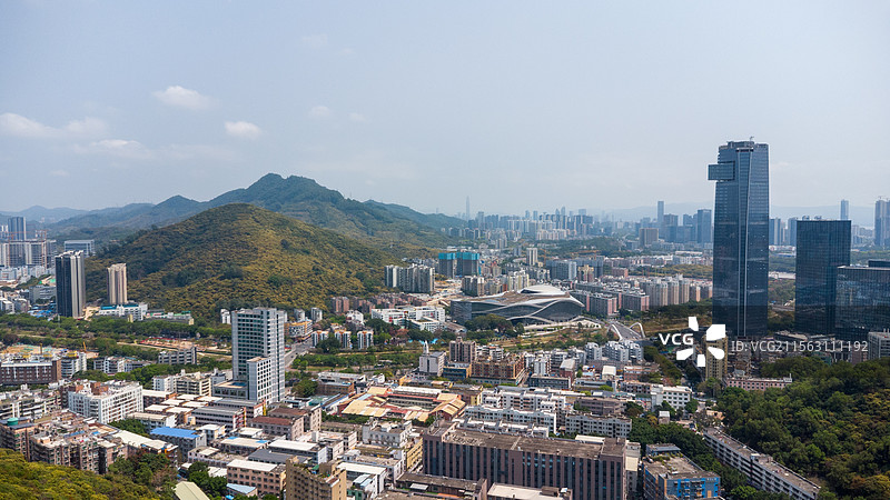 航拍全景：晴天积云下的深圳市南山区西丽街道城市天际线-塘朗山公园-蓝天白云图片素材