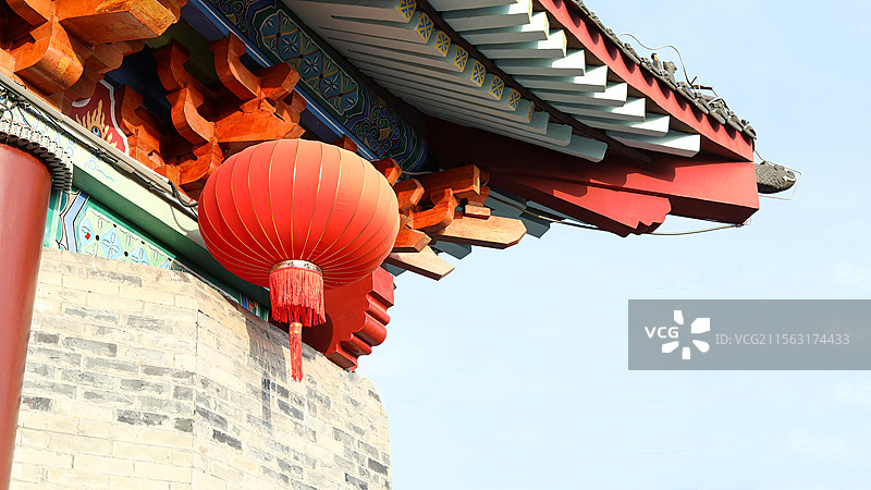 中国传统节日春节，中式屋檐下悬挂着的红灯笼图片素材