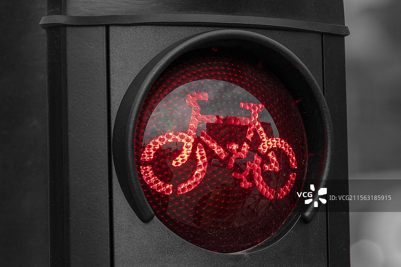 人行横道指示灯自行车红灯状态-平视特写镜头图片素材