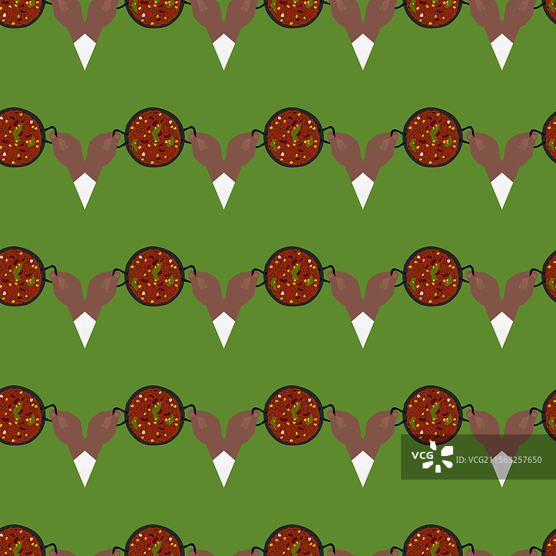 男性手中拿着铸铁锅里的辣椒肉酱图片素材