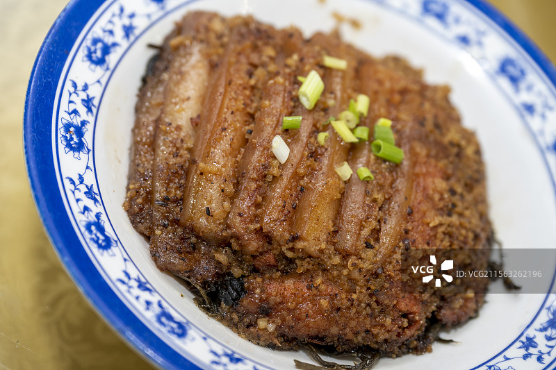 蓝色瓷盘青花瓷器米粉蒸肉美食图片素材